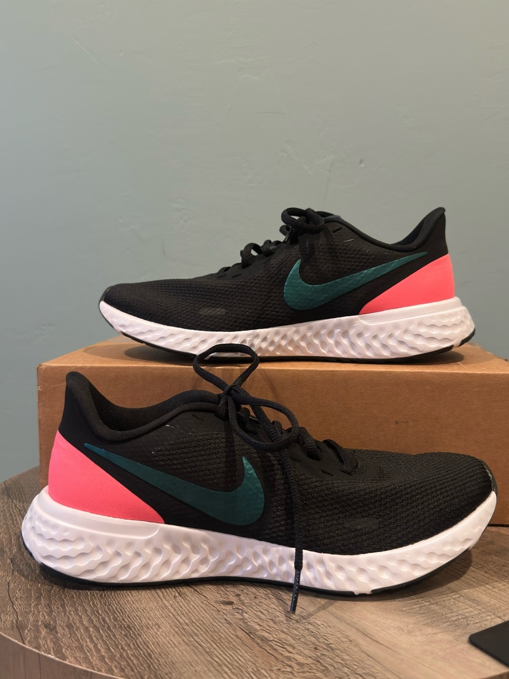 Nike Revolution 5 Black Teal Pink Running Shoes Women’s 8.5 NWT